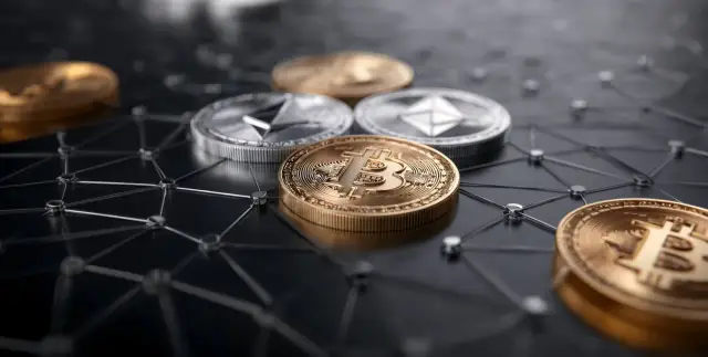 Złote monety z symbolem Bitcoina i Ethereum na tle sieci. Dowiedz się, jak inwestować w kryptowaluty i budować swoją cyfrową przyszłość.
