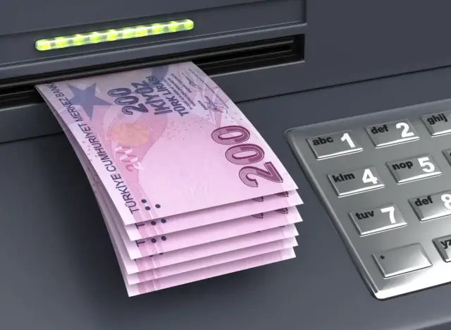 Banknoty 200 lir, czyli jaka waluta w Turcji, wychodzą z bankomatu.